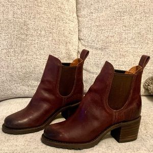 NWOT Burgundy/Brown Frye Sabrina Chelsea Ankle Boots, 8